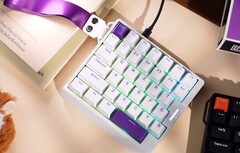 Epomaker rétrécit le clavier pour laisser plus de place à la souris gaming.