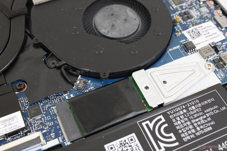 Notre unité est livrée avec un SSD M.2 2242 PCIe3 x4. Toutefois, le système peut prendre en charge des disques M.2 2280 plus longs. Il n'y a pas d'emplacement SSD M.2 secondaire pour l'extension, contrairement au LG Gram 16 2-en-1