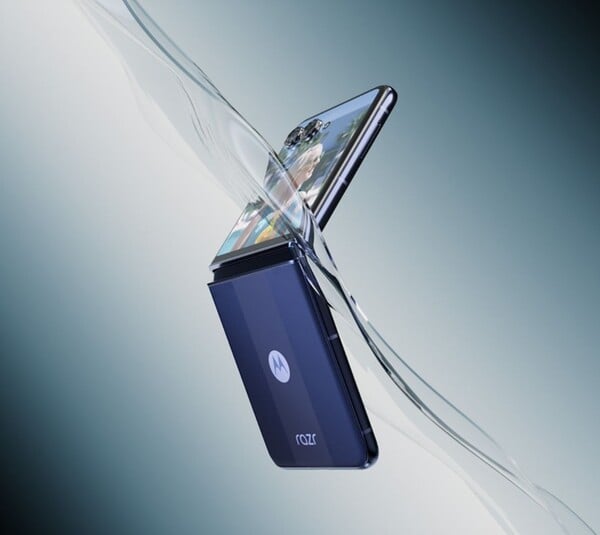 Le Motorola Razr+ 2025 est conforme à la norme IP48, comme le Razr Ultra. (Source de l'image : Motorola)