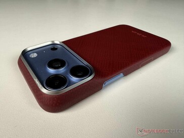 La coque Pitaka Edge est ultra-fine...