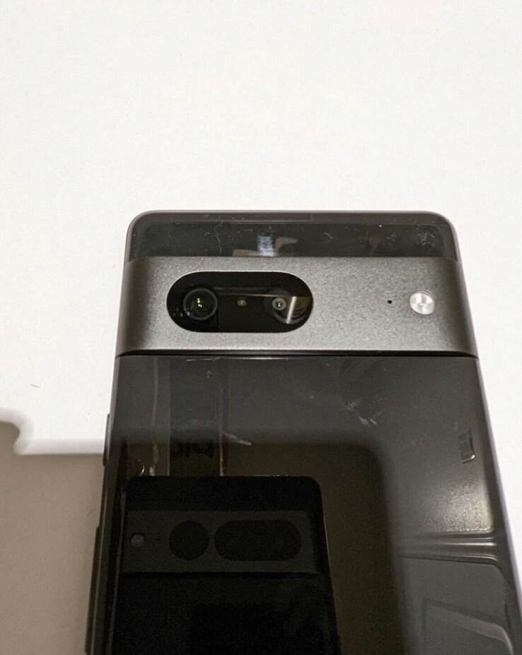 Disposition de la caméra arrière du Pixel 7 avec le Pixel 7 Pro dans le reflet (image via eBay)