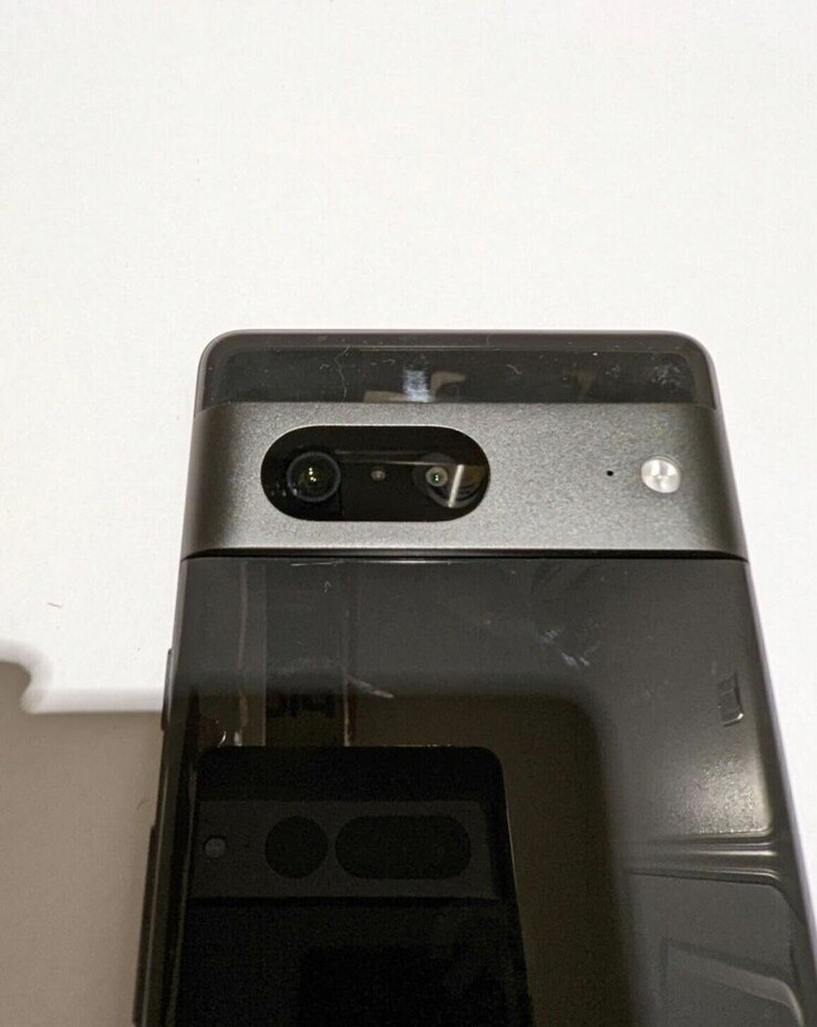 Disposición de la cámara trasera del Pixel 7 con el Pixel 7 Pro en el reflejo (imagen vía eBay)