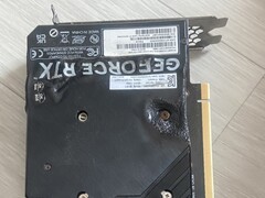 Plaque arrière fondue d'un GPU EmTek StormX Dual RTX 4060 Ti. (Source de l'image : user_634494 sur Quasar Zone)