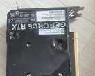 Plaque arrière fondue d'un GPU EmTek StormX Dual RTX 4060 Ti. (Source de l'image : user_634494 sur Quasar Zone)