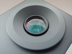 Le projecteur n'est pas livré avec un capuchon d'objectif. (Source de l'image : Notebookcheck)