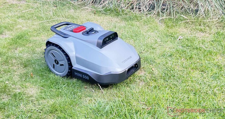 La tondeuse robotisée TerraMow Mini 500 en action