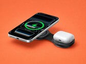 Le nouveau chargeur 2-en-1 Ugreen MagFlow se replie pour atteindre la taille d'une paume.