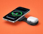 Le nouveau chargeur 2-en-1 Ugreen MagFlow se replie pour atteindre la taille d'une paume.