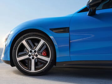 Xiaomi SU7 (2026) dans la nouvelle couleur Capri Blue : la berline sportive électrique reçoit plus qu'un simple lifting mineur. (Source de l'image : Xiaomi)