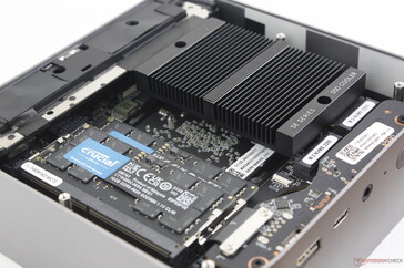 La SER8 est livrée avec un dissipateur thermique beaucoup plus grand qu'auparavant pour couvrir simultanément les deux emplacements SSD
