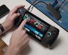 Asus ROG Ally X fonctionnant avec Bazzite, avec des titres de jeux visibles à l'écran et des périphériques USB connectés. (Source de l'image : Dawid Does Tech Stuff)