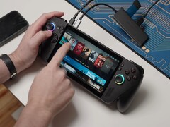 Asus ROG Ally X fonctionnant avec Bazzite, avec des titres de jeux visibles à l'écran et des périphériques USB connectés. (Source de l'image : Dawid Does Tech Stuff)