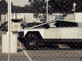 La suspension pneumatique du Cybertruck peut l'aider à gagner en garde au sol, mais le débattement et l'articulation de la suspension restent encore mystérieux. (Source de l'image : Adan Guajardo sur X - édité)