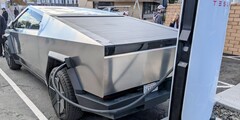 Cybertruck au supercharger V4 (image : Mardak/TMC)