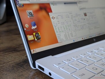 Pas de verre ou d'écran tactile bord à bord pour réduire le poids