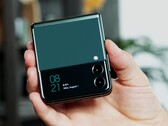 L'écran de couverture du Galaxy Z Flip devrait enfin dépasser les 2 pouces avec son quatrième modèle. (Image source : CNET)