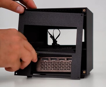 Vue arrière de l'ITG Cube montrant les ports mini PC, la connexion OCuLink et les sorties de la carte graphique RTX 4060