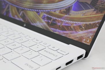 Couvercle ouvert à un angle maximal de ~130 degrés seulement