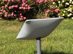 Une antenne standard Starlink sur une pelouse. (Source de l'image : Rose/X)