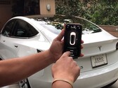 Tesla lance une version édulcorée de Smart Summon en Europe et au Moyen-Orient (Source : Hector Perez sur YouTube)