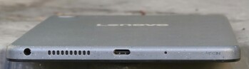 côté inférieur du boîtier (prise jack 3,5 mm, haut-parleur, port USB, microphone)
