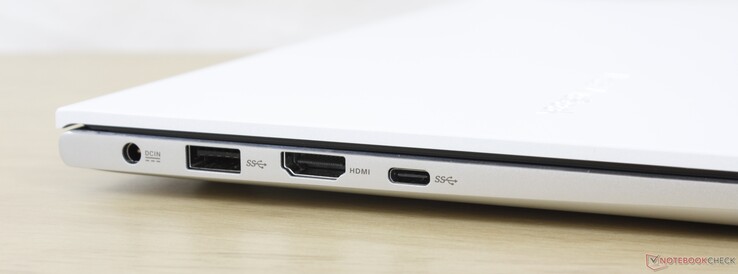 A gauche : adaptateur secteur, USB-A 3.2 Gen. 1, HDMI 1.4, USB-C 3.2 Gen. 1 (pas de Power Delivery ou DisplayPort)