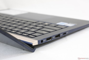 La partie écran du ZenBook UX433 ouverte au maximum, à environ 150 degrés. La base est surélévée de 3 degrés.