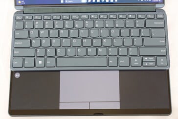 Si le clavier est positionné le long du bord supérieur, le pavé tactile virtuel et les touches de la souris apparaissent automatiquement