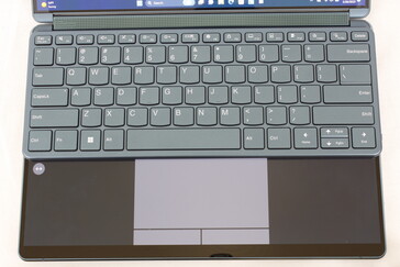 Si le clavier est positionné le long du bord supérieur, le pavé tactile virtuel et les touches de la souris apparaissent automatiquement