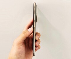Le Huawei Mate 70 Air est plus épais d'environ un millimètre que l'iPhone Air Apple. (Source de l'image : @Rodent950)