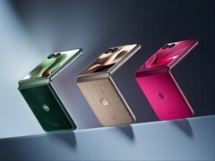 Le Motorola Razr Ultra est disponible en quatre finitions, dont une finition bois et une finition Alcantara. (Source de l'image : Motorola)