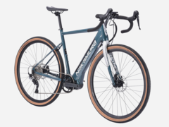 Le vélo Intersport Nakamura E-GRAVEL a une autonomie de 100 km. (Source de l'image : Intersport)
