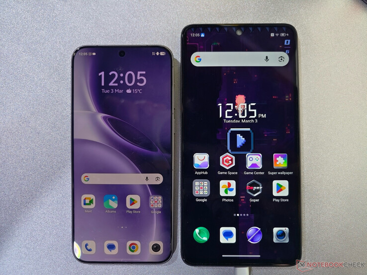 Le Nubia Neo 5 Max à côté du Vivo X300 Pro, de droite à gauche.