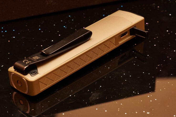 Clip bidirectionnel de l'Arkpro Ultra (identique à l'Arkpro). (Source de l'image : Andreas Sebayang/Notebookcheck.com)