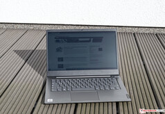 Lenovo ThinkBook 14 - À l'extérieur (en plein soleil).