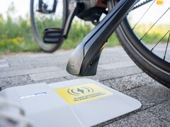 Le chargeur sans fil pour vélos électriques Compact Tiler (photo) a été présenté à l'Eurobike 2025. (Source de l'image : Tiler)