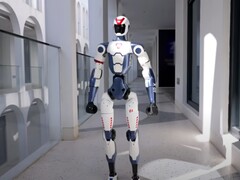 L'Unitree R1 sera disponible à partir de 5 900 dollars, ce qui le rendra potentiellement intéressant pour les utilisateurs privés. (Source de l'image : Unitree via YouTube)