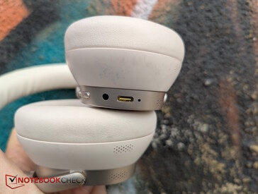 À gauche : prise audio et et USB-C