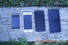 Le T1 Mini (à gauche) comparé (dans l'ordre) à l'iPhone 5/iPhone SE (1ère génération), à l'iPhone 13 Mini et à l'iPhone 13.