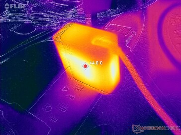 L'adaptateur CA atteint plus de 44°C lorsque les charges sont élevées