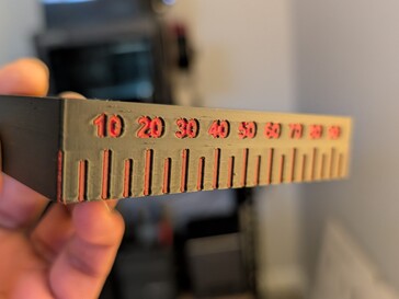 Mini outil carré en PLA noir et rouge.