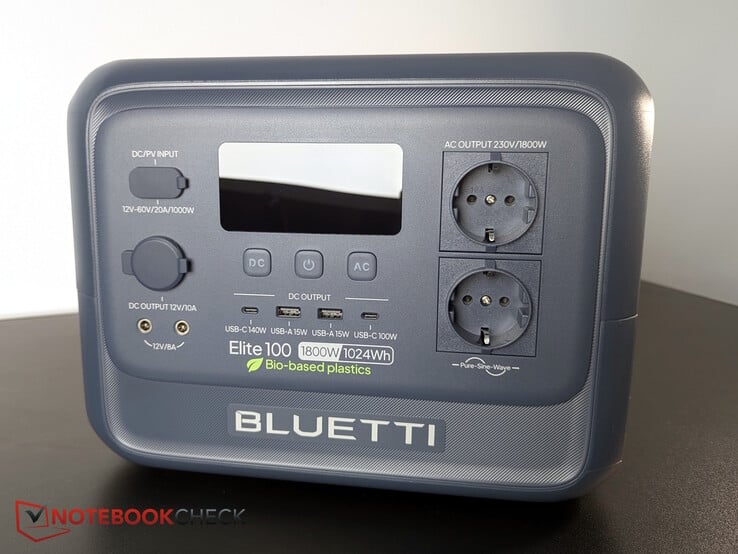 Presque tous les ports sont situés sur la face avant. Il n'y a pas de couvercle de protection.