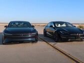 Le face-à-face ultime des voitures électriques : la Lucid Air, 250 000 $, affronte la Tesla Model S Plaid, 111 000 $. (Source de l'image : Edmunds Cars via YouTube)
