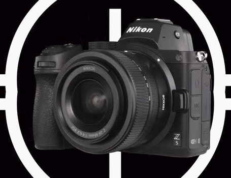 Le Z5 de Nikon dispose de toutes les entrées et sorties nécessaires pour se lancer dans la photographie et la vidéographie. (Source de l'image : Nikon)