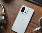 Le OnePlus 13T n'est équipé que de deux caméras arrière, mais cela pourrait changer sur le 15T (Source d'image : Flying Bun sur Weibo)
