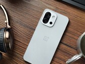Le OnePlus 13T n'est équipé que de deux caméras arrière, mais cela pourrait changer sur le 15T (Source d'image : Flying Bun sur Weibo)