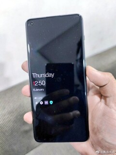 Le OnePlus 11 semble arborer un design plat pour son écran. (Image Source : Weibo)
