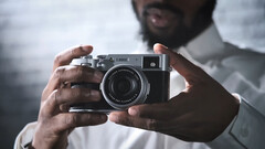 Le Fujifilm X100V est devenu une légende dans la communauté des photographes, malgré son statut d&#039;obtanium dû à une production tendue. (Source de l&#039;image : Fujifilm)