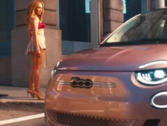 FIAT dévoile la deuxième version de la Fiat 500e EV en collaboration avec JLo. (Source : FIAT USA sur YouTube)