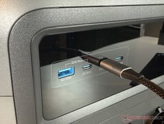 Quatre ports USB (à l'avant)